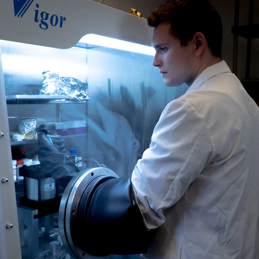 Tom Bötticher working at a glovebox.