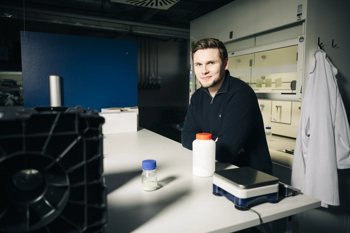 Tom Bötticher at a laboratory bench.